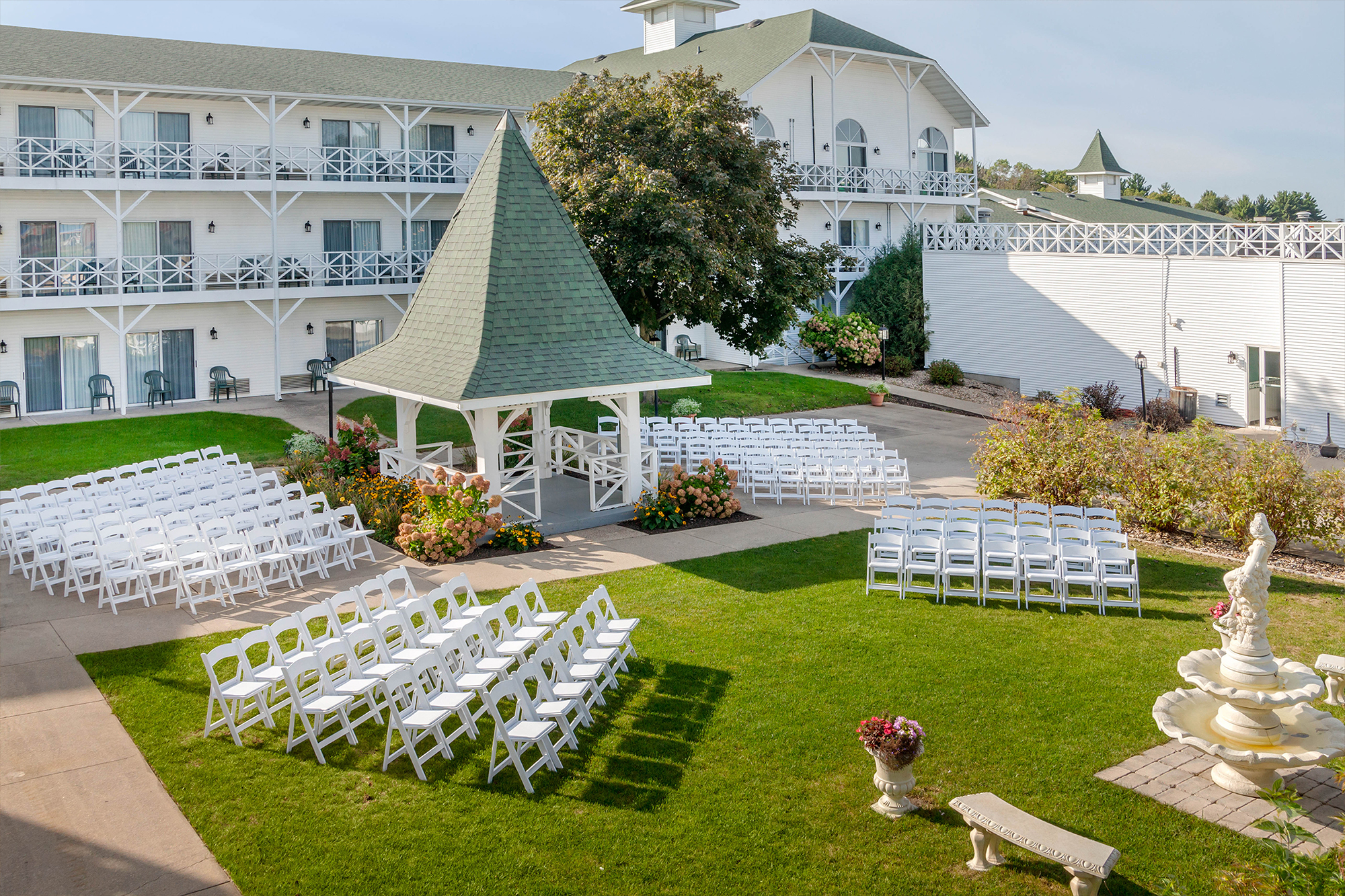 Wintergreen Conference Center offers Wisconsin Dells indoor & outdoor wedding ceremony sites